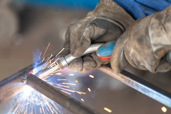 Worker Welding Metal Close — Stock Photo, Image