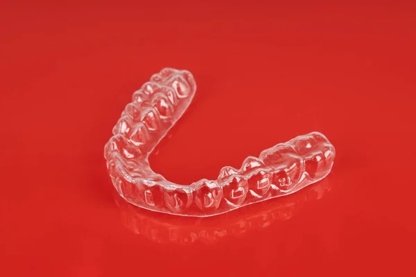 Niewidzialna Ortodoncja Nawiasy Kosmetyczne Czerwonym Tle Wyrównujące Zęby Dla Pięknego — Zdjęcie stockowe