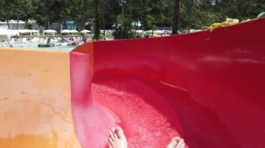 Su parkındaki su kaydırağındaki adamın bakış açısı