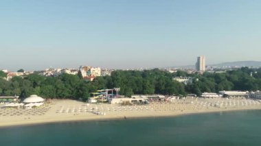 Varna şehri, Bulgaristan, Plaj, eski şehir ve deniz bahçesi üzerindeki güzel şehir manzarası. 4K panoramik hava görüntüsü. Varna Bulgaristan 'ın deniz başkentidir.