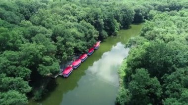 Nehirde gezinti için teknelerin havadan görüntüsü. Ropotamo nehri, Bulgaristan.