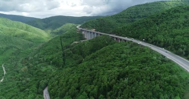 Widok Lotu Ptaka Autostradę Piękny Krajobraz Naturalny Most Górski — Wideo stockowe