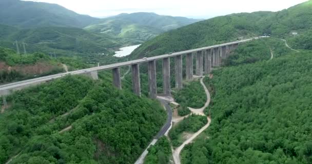 Widok Lotu Ptaka Autostradę Piękny Krajobraz Naturalny Most Górski — Wideo stockowe