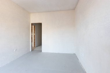 Yeni boş oda yapım aşamasında. Alçıdan duvarlar. Yeni evim. Beton duvarlar. İç yenileme. 