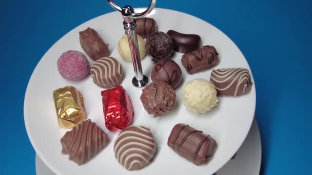 Chocolade Bonbon Draait Dicht Bij Gemengde Chocolaatjes Chocolade Snoep — Stockvideo