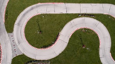 Kart yarış pistinin yukarıdan görünüşü. Speedway kart alanı