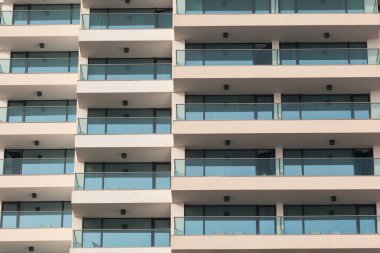 Tekrar eden pencere ve balkon deseni. Kabartma önü