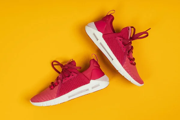 Пара Нових Рожевих Кросівок Спортивне Взуття Жовтому Тлі Рожеві Жіночі — стокове фото