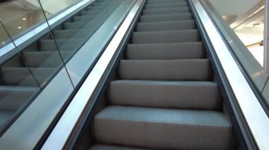 Modern boş yürüyen merdivende ilerliyorum. Modern yürüyen merdivenleri kapatın.