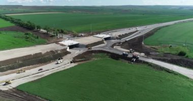 Otoyol inşaatının havadan görüntüsü. Üstgeçit, otoyol kavşağı.