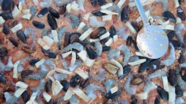 Karides, midye, pirinç, baharat, paella tavasında safran ile paella pişirmek. Paella-İspanyol mutfağı, deniz ürünleri..