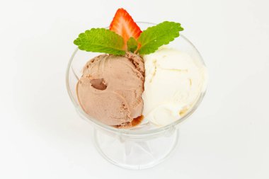 Çikolata ve vanilyalı dondurma kasede.