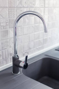 Modern mutfakta metal musluk musluğu var. Yeni ev içi