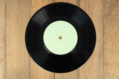 Ahşap arka planda eski vinil disk. Eski vinil plak.. 