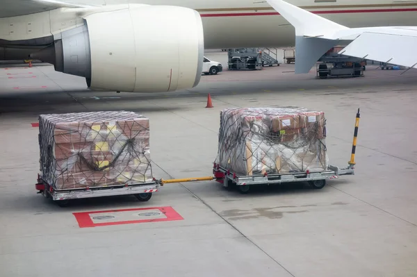 Plataforma Aeroporto Com Reboque Bagagem Perto Avião — Fotografia de Stock