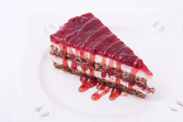 新鮮な おいしい自家製ケーキのスライスイチゴソース — ストック写真