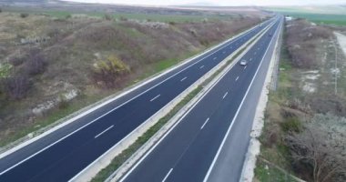 Highway 'in 4K hava görüntüsü. Otoyolda giden arabalar ve kamyonlar