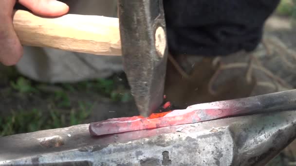 鍛冶屋は ナイフ 剣戦争を作り アンビルのハンマーで熱い輝く鉄を鍛造します スローモーション240 Fps — ストック動画