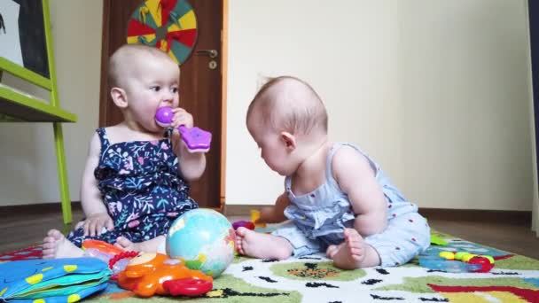 Braterskie Bliźniaczki Siostry Bawiące Się Zabawkami Podłodze Domu — Wideo stockowe