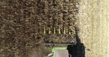 Havadan yukarıdan aşağıya görünüm biçerdöveri birleştirir. Ağlamayı kapat. Modern Toplama Mısırı 