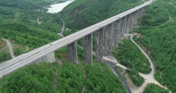 Widok Lotu Ptaka Autostradę Piękny Krajobraz Naturalny Most Górski — Wideo stockowe