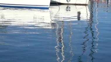 Limandaki su yüzeyindeki yatların yansıması. Yavaş çekim 240 fps