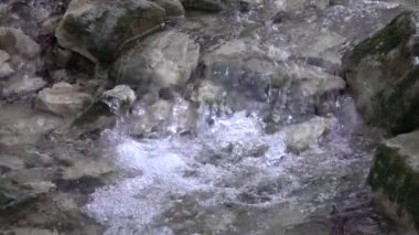 Nehir şelalesi kayaları akar. Dağ nehri. Nehir deresi deresi. Yavaş çekim.