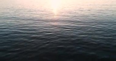 Okyanus üzerinde video uçuşu, gün doğumunda deniz. Suya yakın.