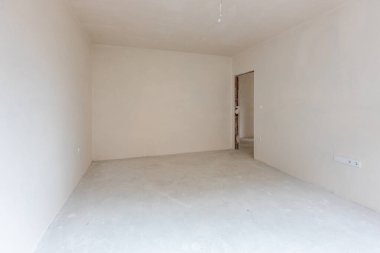 Yeni boş oda yapım aşamasında. Alçıdan duvarlar. Yeni evim. Beton duvarlar. İç yenileme. 