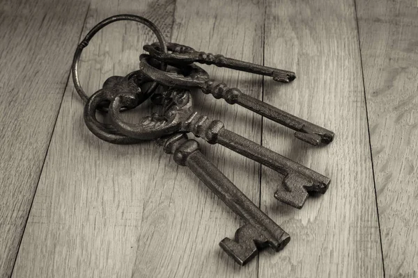 Bündel Alter Schlüssel Auf Holzgrund Schwarz Und Weiß — Stockfoto