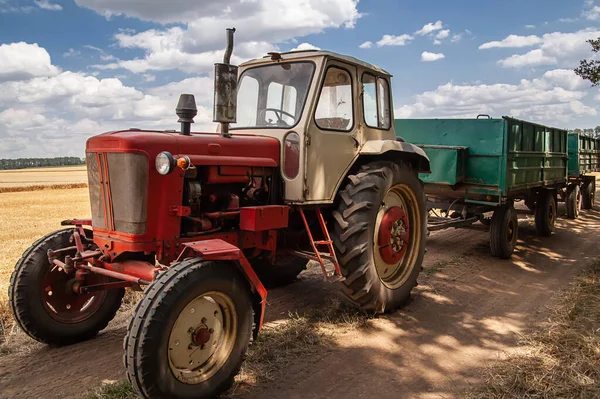 Старий Трактор Полі Фоні Хмарного Неба — стокове фото