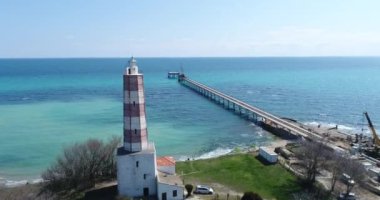 Bulgaristan 'ın Balkan yarımadasındaki en eski deniz fenerinin 4K hava görüntüsü