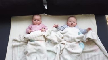 Sevimli altı aylık bebek ikizler evde yatıyor..