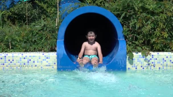 Хлопчик Ковзає Повзунку Аквапарку Літні Канікули Щасливий Хлопчик Ковзає Водяній — стокове відео