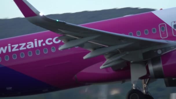 Varna Bulgária August 2018 Wizzair Airbus Közelsége Felszáll Repülőtérről Lassú — Stock videók