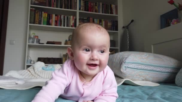 Uma Menina Sorridente Deitada Barriga Cama Miúdo Bonito Durante Tempo — Vídeo de Stock