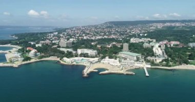 Saints Constantine ve Helena 'nın hava manzarası, Bulgaristan' ın Karadeniz kıyısındaki Varna yakınlarındaki tatil beldesi