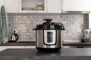 Modern çoklu fırın mutfakta.