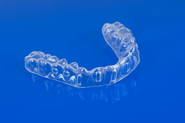 Ortodontia Invisível Suportes Cosméticos Fundo Azul Aligners Dentes Para Lindo — Fotografia de Stock