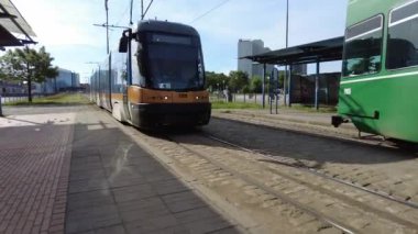 Sofya, Bulgaristan - 15 Mayıs 2019: Bulgaristan 'ın Sofya kentinde merkez tren istasyonu yakınında yeşil tramvay