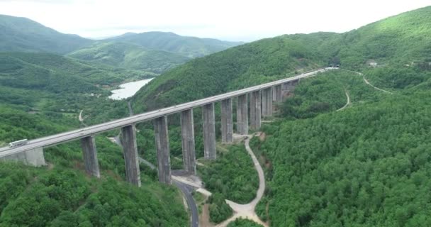 Widok Lotu Ptaka Autostradę Piękny Krajobraz Naturalny Most Górski — Wideo stockowe