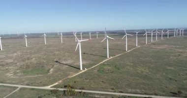 Yel değirmeni çiftliğinin 4K hava görüntüsü. Modern rüzgar türbinleri. Rüzgar en temiz, yenilenebilir enerji kaynağıdır.. 