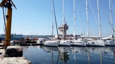 Rıhtımda dinlenen beyaz teknenin hareket hızı. Yatları olan Marina, Varna, Bulgaristan. Hiper hata, zaman aşımı.