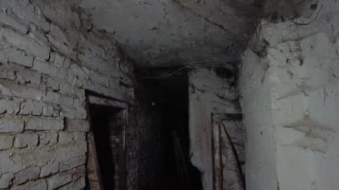 Korkunç yeraltı feneri, bodrum katı. Bir zindanda terk edilmiş eski depolar..