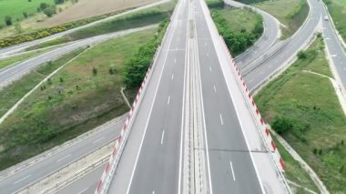 Otoyol ve üst geçidin havadan görüntüsü. Yol ayrımı. Ulaştırma ve altyapı geliştirme
