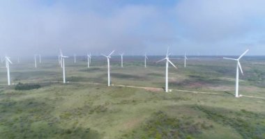 Bir rüzgar türbininin 4K hava aracı görüntüsü. Elektrik üretimi için yel değirmeni. Yeşil enerji. Yenilenebilir enerji.