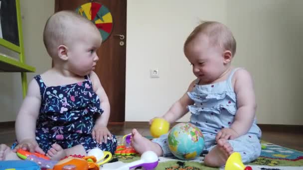 Braterskie Bliźniaczki Siostry Bawiące Się Zabawkami Podłodze Domu — Wideo stockowe