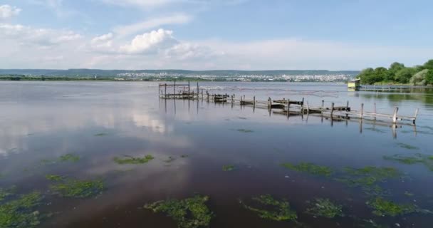 Deo Drone Aéreo Pequenas Docas Barcos Pesca Vila Pescadores Lago — Vídeo de Stock