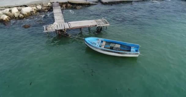 Εναέρια Βίντεο Από Μοναχικό Αλιευτικό Σκάφος Και Ξύλινη Προβλήτα Τυρκουάζ — Αρχείο Βίντεο