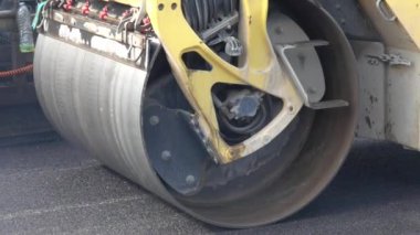 Asfalt kaldırımındaki ağır titreşimli paten sıkıştırıcıyı kapat. Yol tamirinde işe yarıyor. Yavaş Hareket